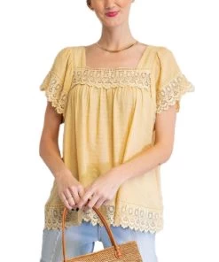 Easel Women's Textured Buttermilk Tunic